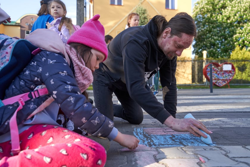 Akcji Street for Kids&nbsp;przed Szkołą Podstawową 34 przy ul. Gałczyńskiego. Dzieci malowały jezdnię, jeździły na rowerach, skakały na skakance i przez hula-hoop&nbsp;