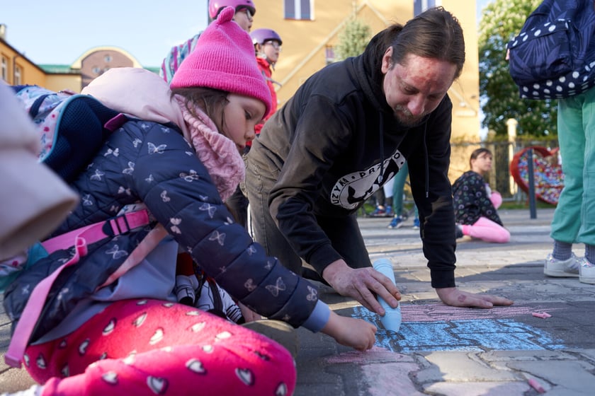 Akcji Street for Kids&nbsp;przed Szkołą Podstawową 34 przy ul. Gałczyńskiego. Dzieci malowały jezdnię, jeździły na rowerach, skakały na skakance i przez hula-hoop&nbsp;