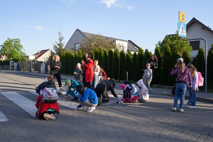 Akcji Street for Kids&nbsp;przed Szkołą Podstawową 34 przy ul. Gałczyńskiego. Dzieci malowały jezdnię, jeździły na rowerach, skakały na skakance i przez hula-hoop&nbsp;