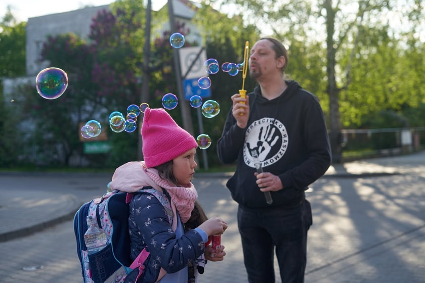 Akcji Street for Kids&nbsp;przed Szkołą Podstawową 34 przy ul. Gałczyńskiego. Dzieci malowały jezdnię, jeździły na rowerach, skakały na skakance i przez hula-hoop&nbsp;