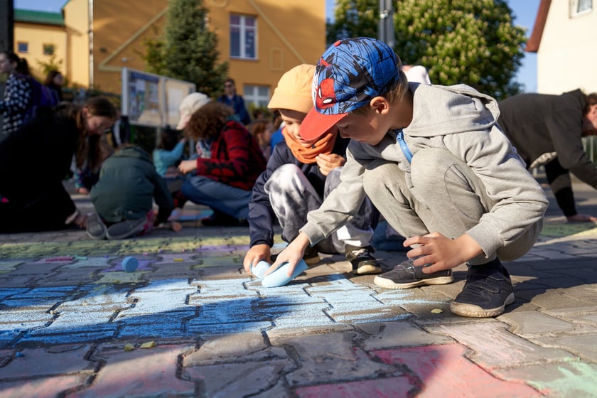 Akcji Street for Kids&nbsp;przed Szkołą Podstawową 34 przy ul. Gałczyńskiego. Dzieci malowały jezdnię, jeździły na rowerach, skakały na skakance i przez hula-hoop&nbsp;