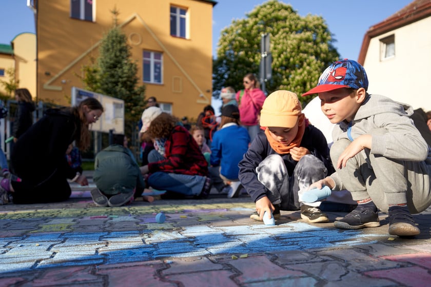 Akcji Street for Kids&nbsp;przed Szkołą Podstawową 34 przy ul. Gałczyńskiego. Dzieci malowały jezdnię, jeździły na rowerach, skakały na skakance i przez hula-hoop&nbsp;