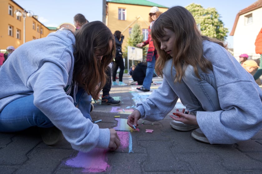 Akcji Street for Kids&nbsp;przed Szkołą Podstawową 34 przy ul. Gałczyńskiego. Dzieci malowały jezdnię, jeździły na rowerach, skakały na skakance i przez hula-hoop&nbsp;