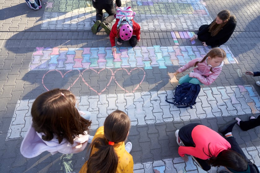 Akcji Street for Kids&nbsp;przed Szkołą Podstawową 34 przy ul. Gałczyńskiego. Dzieci malowały jezdnię, jeździły na rowerach, skakały na skakance i przez hula-hoop&nbsp;
