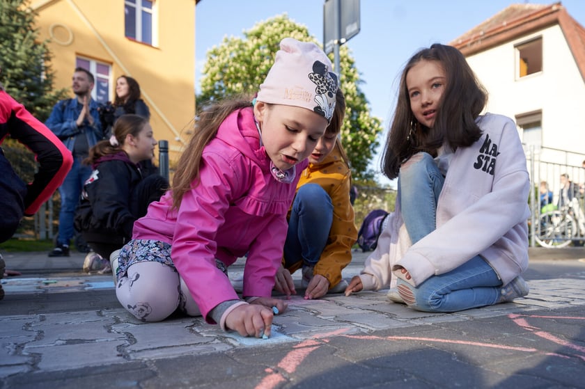 Akcji Street for Kids&nbsp;przed Szkołą Podstawową 34 przy ul. Gałczyńskiego. Dzieci malowały jezdnię, jeździły na rowerach, skakały na skakance i przez hula-hoop&nbsp;