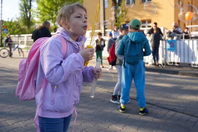 Akcji Street for Kids&nbsp;przed Szkołą Podstawową 34 przy ul. Gałczyńskiego. Dzieci malowały jezdnię, jeździły na rowerach, skakały na skakance i przez hula-hoop&nbsp;