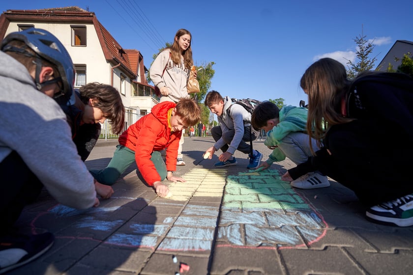 Akcji Street for Kids&nbsp;przed Szkołą Podstawową 34 przy ul. Gałczyńskiego. Dzieci malowały jezdnię, jeździły na rowerach, skakały na skakance i przez hula-hoop&nbsp;
