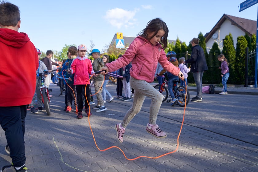 Akcji Street for Kids&nbsp;przed Szkołą Podstawową 34 przy ul. Gałczyńskiego. Dzieci malowały jezdnię, jeździły na rowerach, skakały na skakance i przez hula-hoop&nbsp;