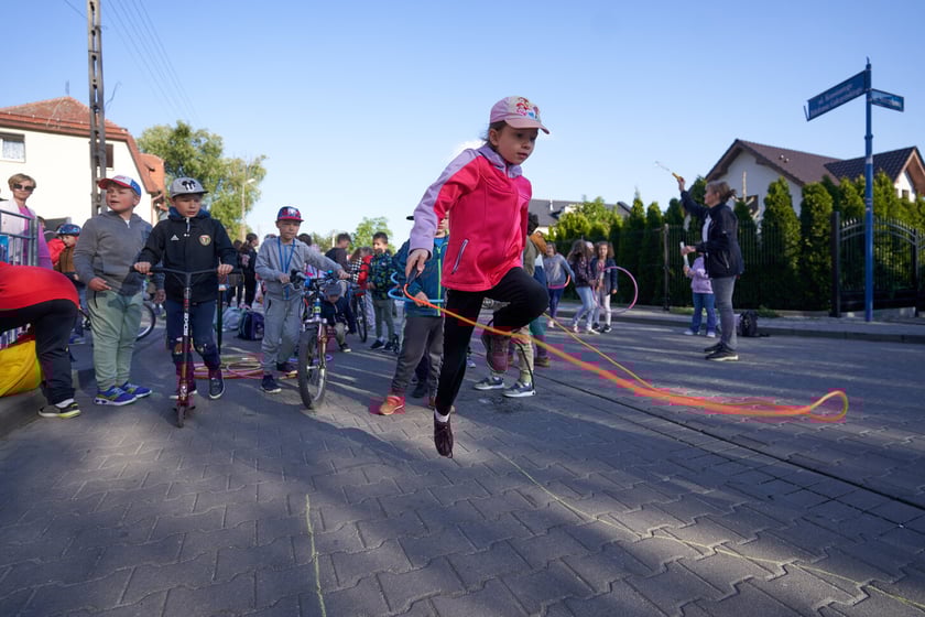 Akcji Street for Kids&nbsp;przed Szkołą Podstawową 34 przy ul. Gałczyńskiego. Dzieci malowały jezdnię, jeździły na rowerach, skakały na skakance i przez hula-hoop&nbsp;