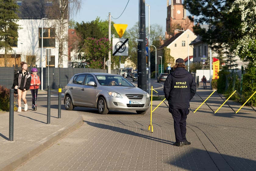 Akcji Street for Kids&nbsp;przed Szkołą Podstawową 34 przy ul. Gałczyńskiego. Dzieci malowały jezdnię, jeździły na rowerach, skakały na skakance i przez hula-hoop&nbsp;