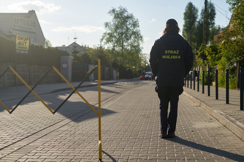 Akcji Street for Kids&nbsp;przed Szkołą Podstawową 34 przy ul. Gałczyńskiego. Dzieci malowały jezdnię, jeździły na rowerach, skakały na skakance i przez hula-hoop&nbsp;