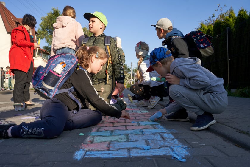 Akcji Street for Kids&nbsp;przed Szkołą Podstawową 34 przy ul. Gałczyńskiego. Dzieci malowały jezdnię, jeździły na rowerach, skakały na skakance i przez hula-hoop&nbsp;