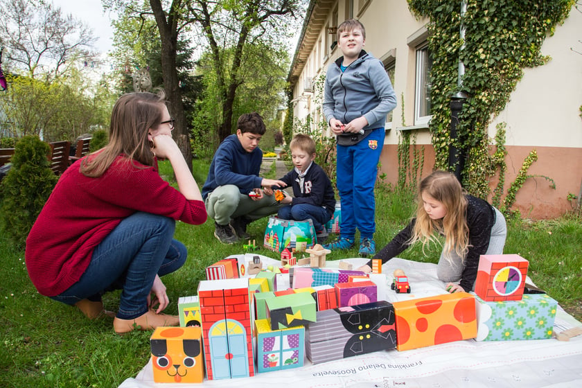 Dzieci podczas konsultacji społecznych w sprawie zagospodarowania terenu dawnego basenu na Kłokoczycach