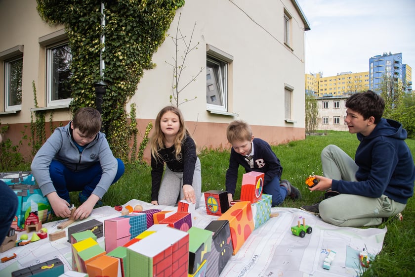 Dzieci podczas konsultacji społecznych w sprawie zagospodarowania terenu dawnego basenu na Kłokoczycach