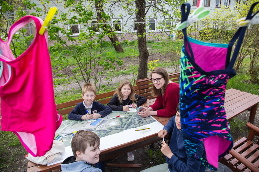 Dzieci podczas konsultacji społecznych w sprawie zagospodarowania terenu dawnego basenu na Kłokoczycach