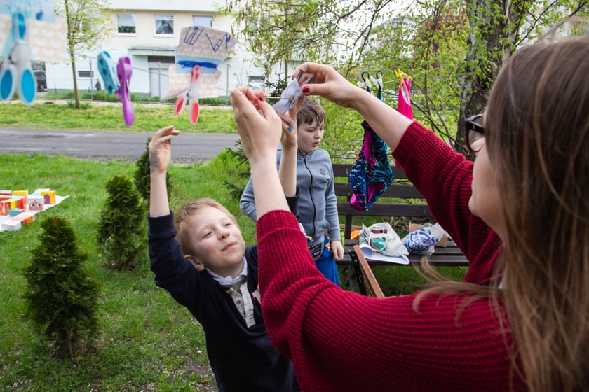 Dzieci podczas konsultacji społecznych w sprawie zagospodarowania terenu dawnego basenu na Kłokoczycach