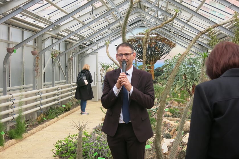 Szklarnia z sukulentami z Meksyku; gościom o roślinach opowiada prof. Zygmunt Kącki, dyrektor Ogrodu Botanicznego Uniwersytetu Wrocławskiego