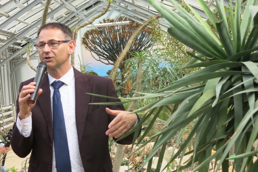 Szklarnia z sukulentami z Meksyku; gościom o roślinach opowiada prof. Zygmunt Kącki, dyrektor Ogrodu Botanicznego Uniwersytetu Wrocławskiego