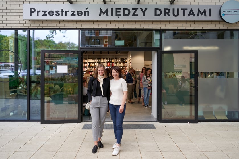 Dzewiarki: Dagna Zielińska i Katarzyna Kacprzak podczas otwarcia Przestrzeni Między Drutami