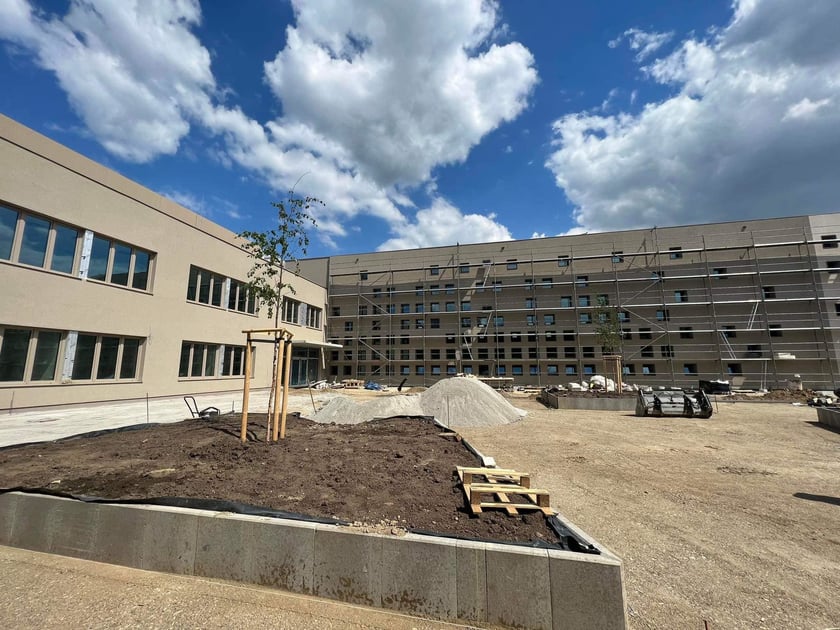 Budowa zespołu szkoły i przedszkola przy ulicy Asfaltowej (do oddania w 2023 r.) &mdash; 10 352 977,83 zł z Unii Europejskiej.