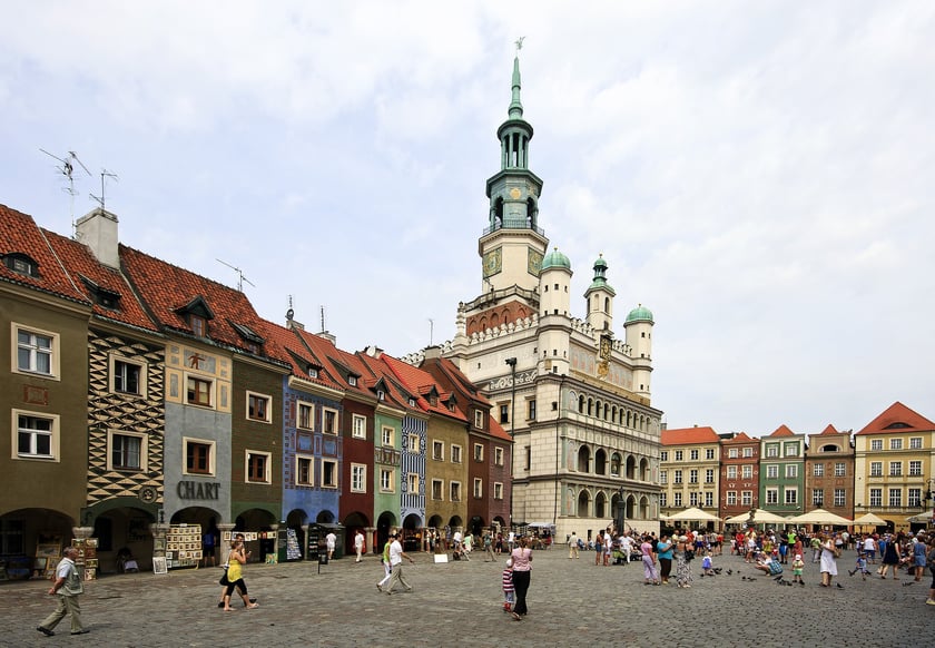 &nbsp;
Miasto spotkań ma krasnale, miasto doznań ma koziołki. Gdy nie zderzają się głowami na star&oacute;wce, jadą na Maltę, czyli nad Jezioro Maltańskie.
Spacer wok&oacute;ł tego sztucznego akwenu zajmuje około godzinę. Można wypożyczyć rower, kajak albo p&oacute;jść do parku wodnego o nazwie Termy Maltańskie. Zimą nad zbiornikiem jeżdżą nawet na nartach. To tylko część atrakcji poznańskiej Malty.
Najszybsze pociągi Intercity dojeżdżają do Poznania z Wrocławia Gł&oacute;wnego w niecałe p&oacute;łtorej godziny. Na trasie kursują także składy kolei regionalnych.
&nbsp;