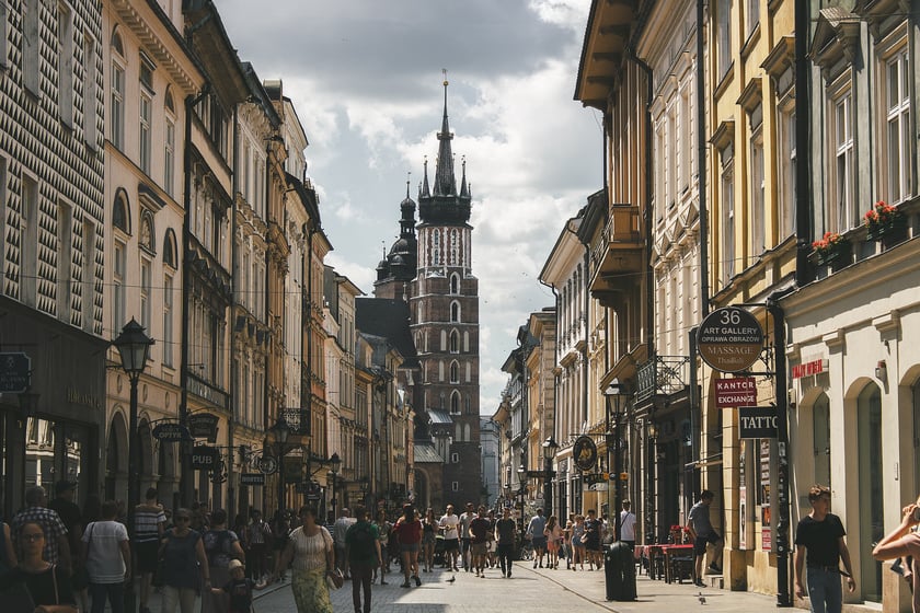 Na deser zostało miejsce kr&oacute;l&oacute;w i bohemy&hellip; Jeżeli w Polsce istnieje duże miasto ładniejsze architektonicznie od Wrocławia, to tylko Krak&oacute;w. Urodą zasłynął zwłaszcza Kazimierz, dzielnica żydowska. Tak się składa, że zbliża się tam Festiwal Kultury Żydowskiej &ndash; od 28 czerwca do 2 lipca.
&bdquo;Krak&oacute;w jeszcze nigdy tak jak dziś, nie miał w sobie takiej siły i&hellip; może to ten deszcz, może przez tę mgłę&hellip;&rdquo; Tak śpiewali z Marek Grechuta z Arturem Rojkiem. Coś z tym deszczem jest na rzeczy, bo Grzegorz Turnau całe życie głosi, że na Brackiej pada&hellip;
Do Krakowa z Wrocławia Gł&oacute;wnego pociągi Intercity jadą od trzech do trzech i p&oacute;ł godziny.