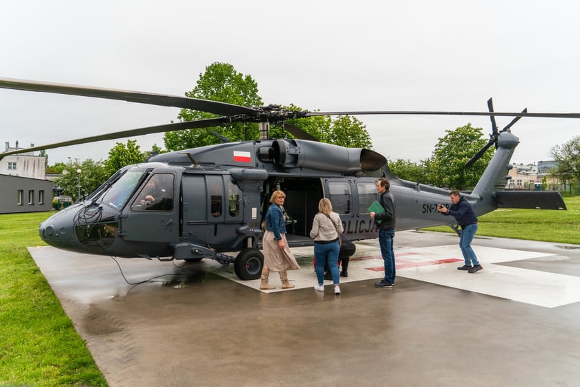 Serce, które przeszczepiono 66-letniemu pacjentowi, dotarło do Wrocławia śmigłowcem Black Hawk. Na zdjęciu karetka i śmigłowiec.