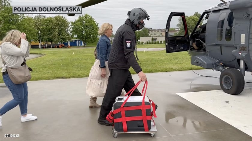 Serce, które przeszczepiono 66-letniemu pacjentowi, dotarło do Wrocławia śmigłowcem Black Hawk. Na zdjęciu karetka i śmigłowiec.