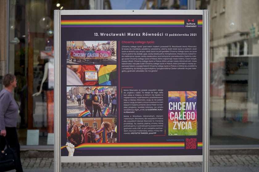 Plansza wystawy &bdquo;15 lat Wrocławskich Marsz&oacute;w R&oacute;wności&rdquo; na ulicy Oławskiej