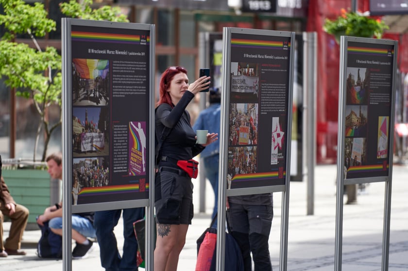 Wystawa &bdquo;15 lat Wrocławskich Marsz&oacute;w R&oacute;wności&rdquo; na ulicy Oławskiej