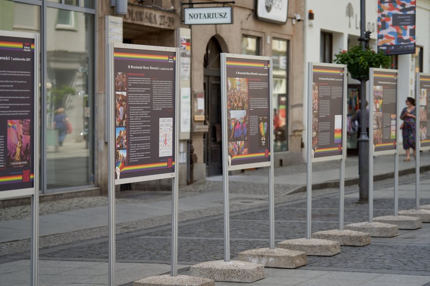 Plansze wystawy &bdquo;15 lat Wrocławskich Marsz&oacute;w R&oacute;wności&rdquo; na ulicy Oławskiej