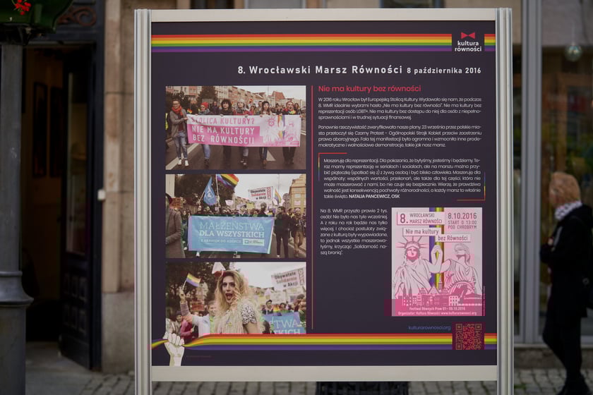 Wystawa ?15 lat Wrocławskich Marszów Równości? na ulicy Oławskiej