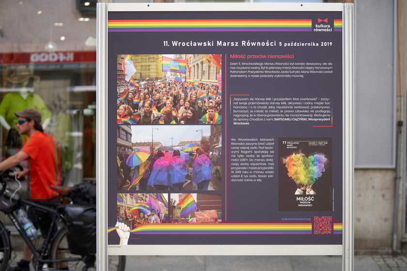 Plansza wystawy &bdquo;15 lat Wrocławskich Marsz&oacute;w R&oacute;wności&rdquo; na ulicy Oławskiej