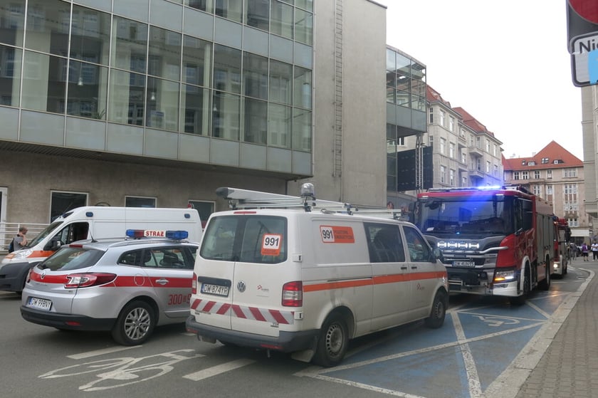 Straż pożarna i pogotowie energetyczne przed Centrum Obsługi Mieszkańca przy ul. Zapolskiej&nbsp;