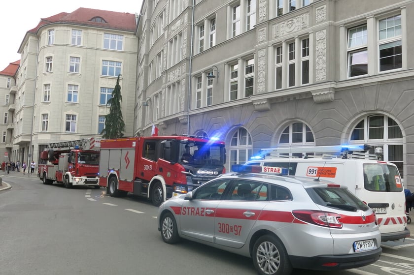 Straż pożarna i pogotowie energetyczne przed Centrum Obsługi Mieszkańca przy ul. Zapolskiej&nbsp;
