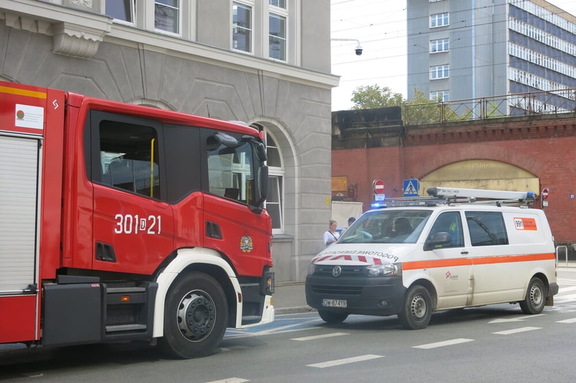 Straż pożarna i pogotowie energetyczne przed Centrum Obsługi Mieszkańca przy ul. Zapolskiej&nbsp;