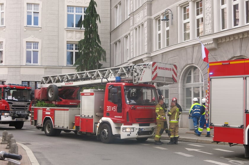 Straż pożarna przed Centrum Obsługi Mieszkańca przy ul. Zapolskiej&nbsp;