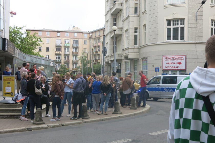 Klienci urzędu czekali przed Teatrem Polskim