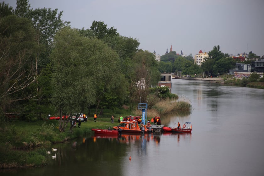 Ćwiczenia straży pożarnej nad Odrą