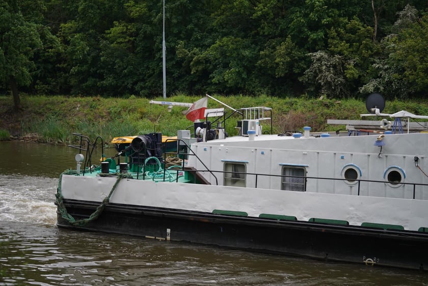 Transport elementów kadłubów statków Odrą przez Wrocław