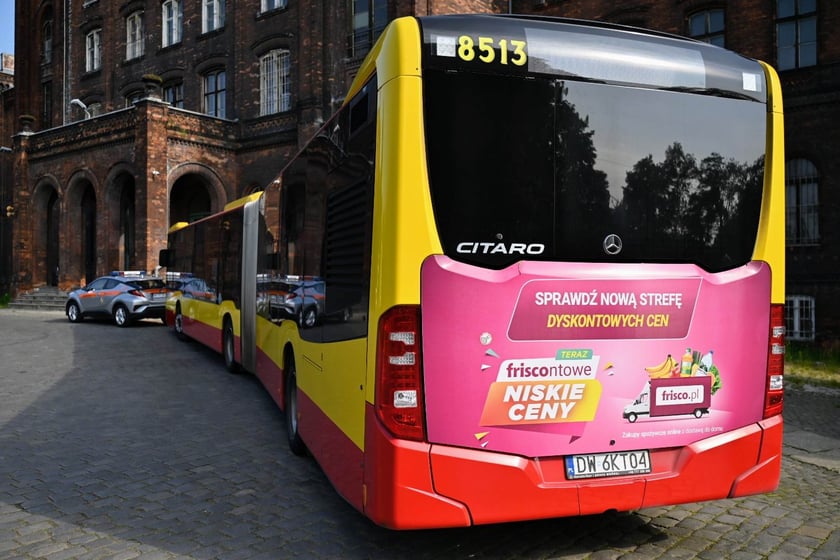 Na parkingu pod dworcem Wrocław Nadodrze czekały na mieszkańców trzy autobusy MPK.