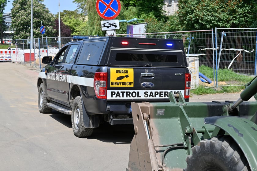 Kolumna specjalistycznych pojazdów saperskich.