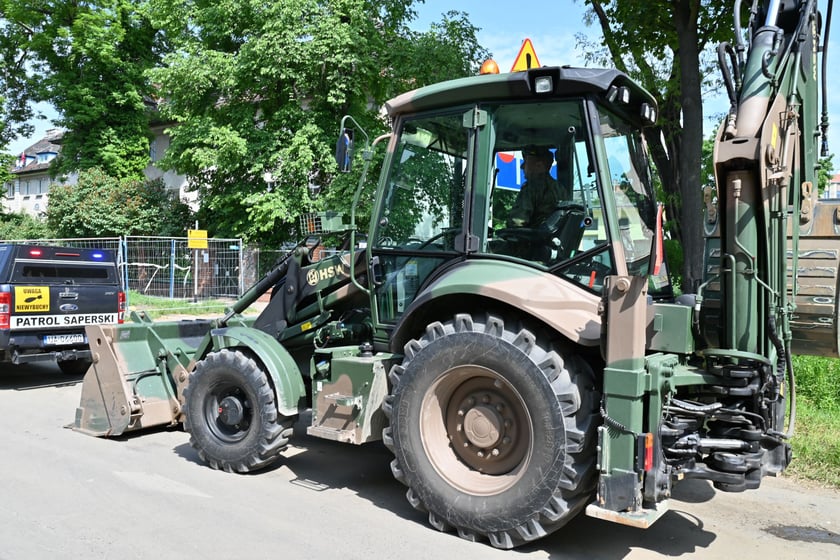 Kolumna specjalistycznych pojazdów saperskich.