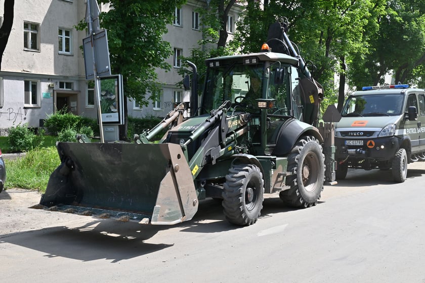 Kolumna specjalistycznych pojazdów saperskich.