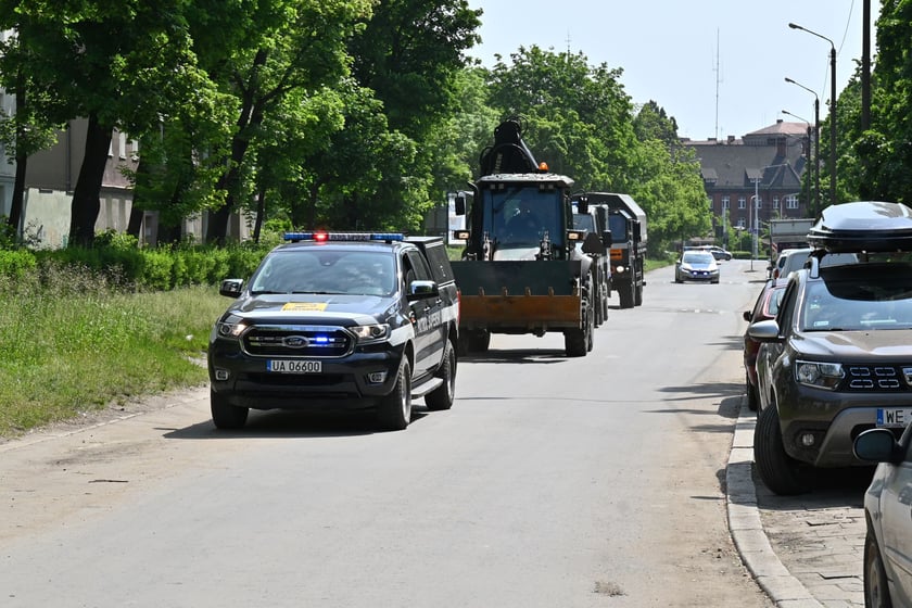 Kolumna specjalistycznych pojazdów saperskich.