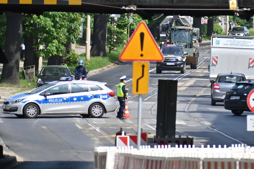 Kolumna specjalistycznych pojazdów saperskich.