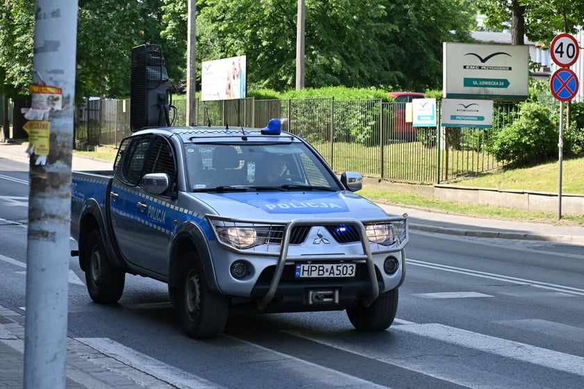 Policjanci jeżdżąc specjalnym radiowozem przez megafon ogłaszali konieczność ewakuacji.