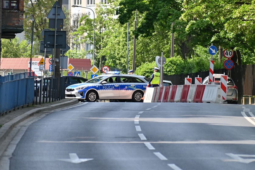Około godziny 10:30 policja wstrzymała ruch i pilnowała, aby nikt nie wjeżdżał ani nie wchodził w region zagrożenia. Ruch został wznowiony około godziny 13:30.