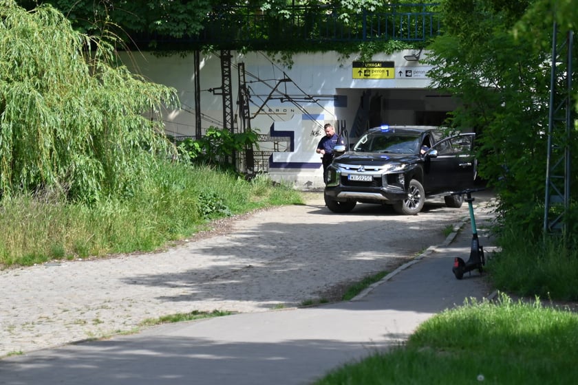 Około godziny 10:30 policja wstrzymała ruch i pilnowała, aby nikt nie wjeżdżał ani nie wchodził w region zagrożenia. Ruch został wznowiony około godziny 13:30.