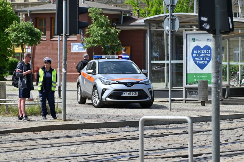 Około godziny 10:30 policja wspierana przez Nadzór Ruchu MPK wstrzymała ruch i pilnowała, aby nikt nie wjeżdżał ani nie wchodził w region zagrożenia. Ruch został wznowiony około godziny 13:30.